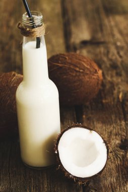 Tahta bir masada hindistan cevizi sütü