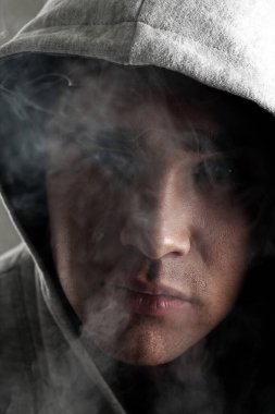 hood Sigara İçilmeyen genç ve yakışıklı adam