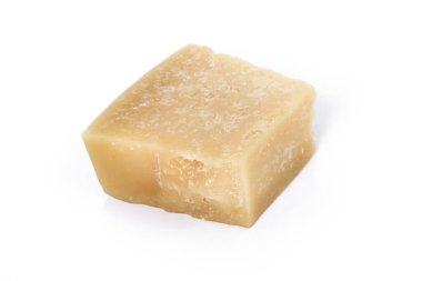 Beyaz arka planda sert peynir