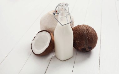 İçelim. Masada lezzetli hindistan cevizi sütü var.