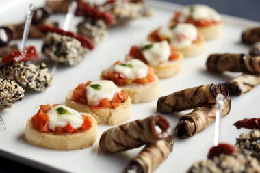 Tabaktaki gurme atıştırmalıkların yakın plan resmi.