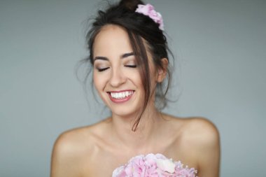 Güzel vücutlu güzel bir kadın.