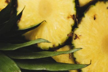 Tahta bir masada ananas.