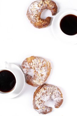 Yiyecekler. Ay çöreği masada.