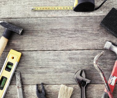 Masanın üzerinde çeşitli DIY araçları