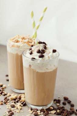 İçelim. Masada kahve frappe 'ı var.