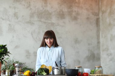 Yemek pişirmek. Kız mutfakta yemek pişiriyor.