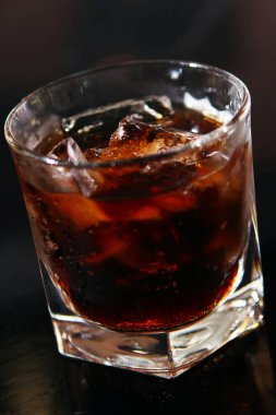 Bar masasında bir bardak soğuk viski.