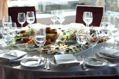 Restoranda farklı atıştırmalıklarla dolu bir ziyafet masası.