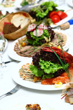 Masada taze ve lezzetli yemekler var.