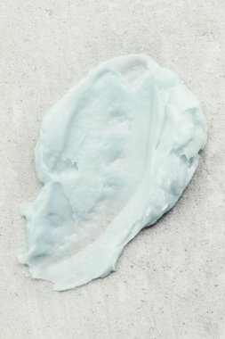 Kozmetoloji. Güzellik kremi yüzeye bulaşmış.