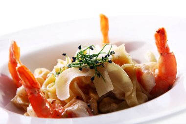 Karidesli taze İtalyan deniz ürünleri makarnası.