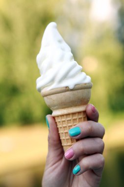 Kadın eli dondurma külahını kapat.