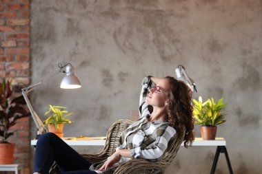 İş için. Ofisteki güzel kadın.