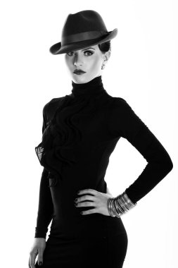 genç ve güzel bir kadın beyaz arka plan üzerinde şapkalı