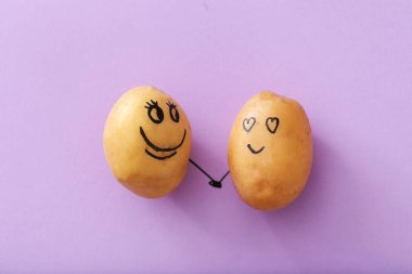 - Sanat. Mor arka planda komik bir patates
