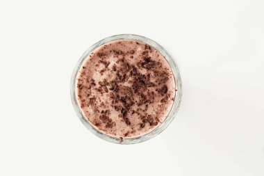 Beyaz arka planda nefis bir milkshake.