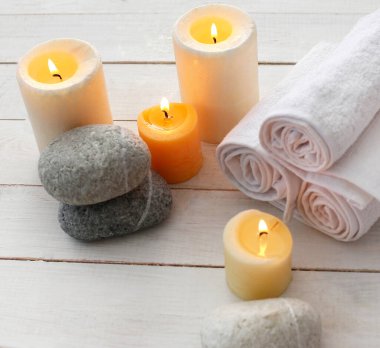 Aromaterapi. Masadaki mumlar ve spa nesneleri