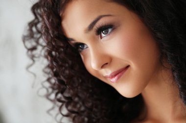 Kıvırcık saçlı güzel bir kadın.