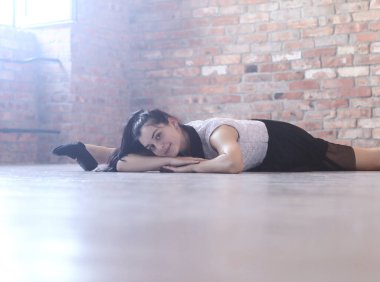 Dans stüdyosundaki esnek kadın.