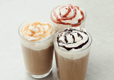 İçelim. Masada kahve frappe 'ı var.