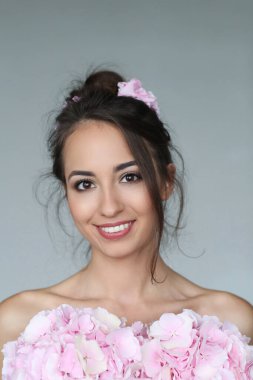 Güzel vücutlu güzel bir kadın.