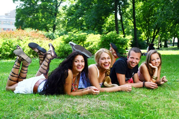 Groupe Adolescents Garçons Filles Dans Parc — Photo