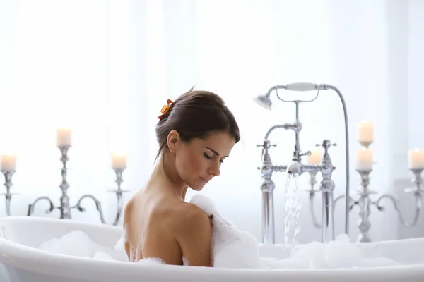 Higiene Hermosa Chica Una Bañera — Foto de Stock