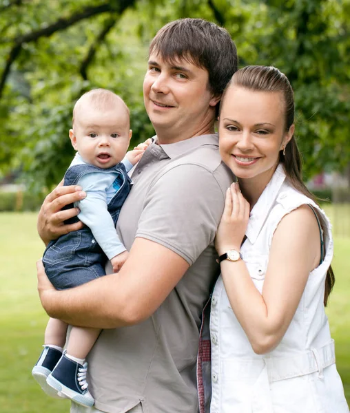 Jonge Gelukkig Familie Krijgen Wandeling Het Park — Stockfoto