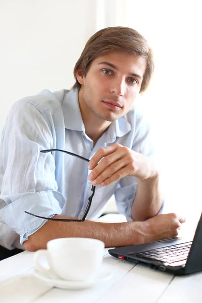 Bonito Jovem Camisa Azul Posando Escritório — Fotografia de Stock