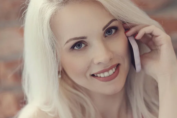 Schöne Mädchen Während Des Telefonats — Stockfoto