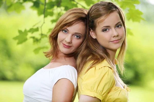 güneşli bir günde parkta takılıyorum iki kız arkadaşım