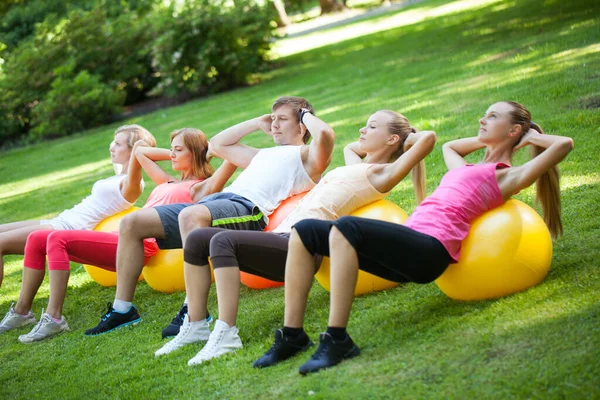 Jovens Caucasianos Trabalhando Parque Com Bolas Fitness — Fotografia de Stock