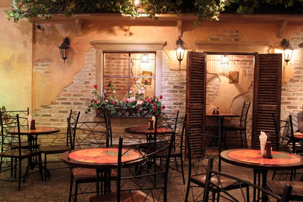 Ağacın içindeki retro restoran.