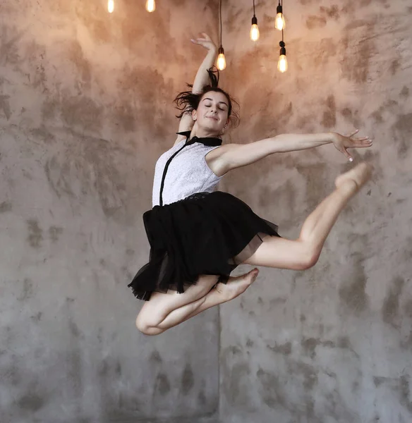 Havada esnek bir kadın