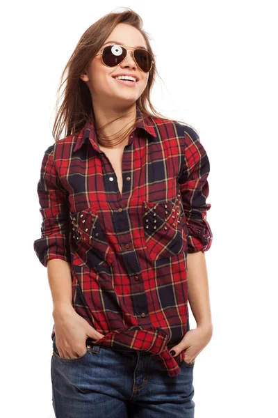 Kare gömlekli ve güneş gözlüklü çekici bir kadın.