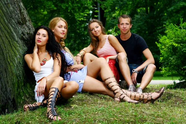 Grupo Adolescentes Menino Meninas Parque — Fotografia de Stock