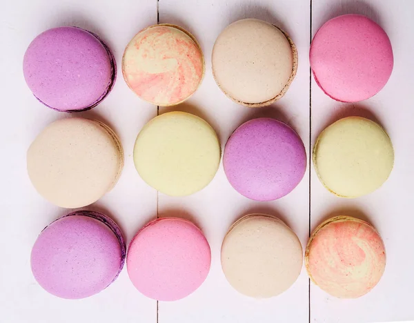 Süßigkeiten Süß Köstlicher Französischer Macaron Auf Dem Tisch — Stockfoto