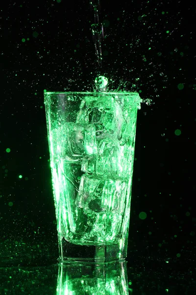 氷と緑の酸カクテル — ストック写真