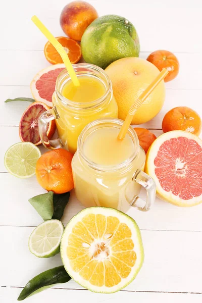 Diverse Citrusvruchten Met Een Drankje Tafel — Stockfoto
