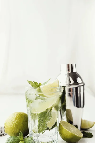 Trinken Mojito Cocktail Auf Dem Tisch — Stockfoto