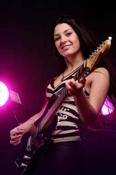 Feliz Adolescente Sonriente Tocando Guitarra — Foto de Stock