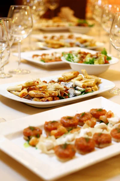 Mesa Banquete Com Serviço Restaurante Lanches — Fotografia de Stock