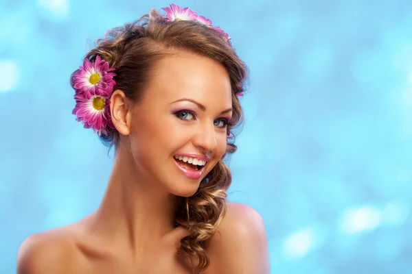 Beautiful Young Caucasian Woman Flowers Her Hair Blue Background — Stock Photo, Image