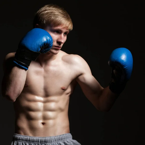 Joven Boxeador Guapo Movimiento Sobre Fondo Oscuro —  Fotos de Stock