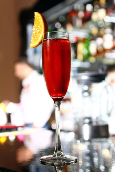 Cocktail Rosso Bicchiere Campagna Servito Con Zeppa Arancione — Foto Stock