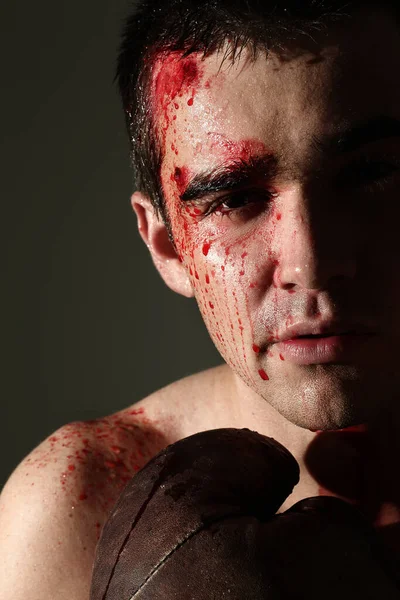 顔に血が付いてるボクシンググローブのハンサムな男 — ストック写真
