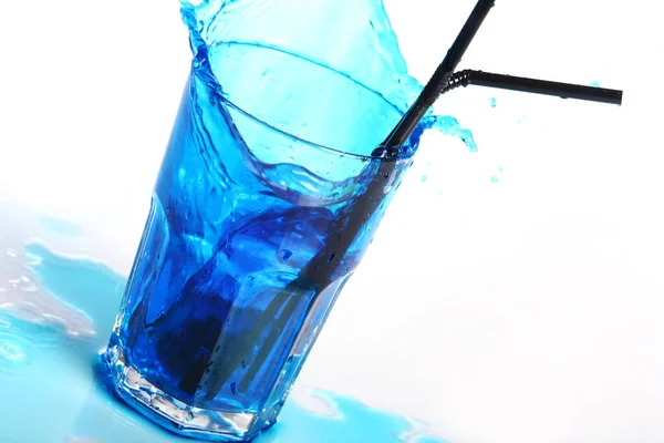 Cocktail Azul Frutas Com Salpicos Isolados Branco — Fotografia de Stock