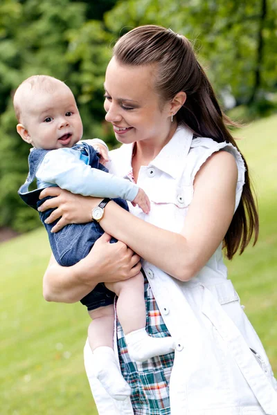 Gelukkig Moeder Met Haar Schattig Zoontje Het Park — Stockfoto