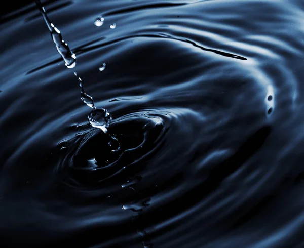 Água Está Movendo Partir Queda Uma Gota — Fotografia de Stock